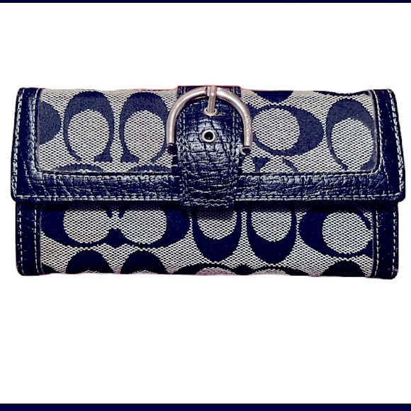 Coach Handbags - Coach Signature Wallet !